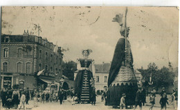 59 - Douai : La Famille Gayant En Promenade - Douai