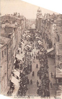 Riom        63           Rue Du Commerce. Vue Panoramique  Jour De Marché     N°19  (voir Scan) - Riom