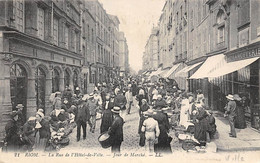 Riom        63           Rue De L' Hôtel De Ville   Jour De Marché     N°21  (voir Scan) - Riom