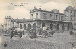 Riom        63           Place Des Halles.  Marché     N°67  (voir Scan) - Riom