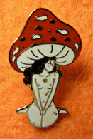 Pin's Pins Manga Pin Up Sexy Charme Erotisme N°5 - Pin-ups