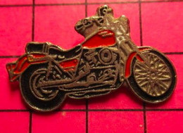 521 Pin's Pins / Beau Et Rare / THEME : MOTOS / MOTO ROUTIERE ROUGE ET NOIRE A IDENTIFIER - Motos