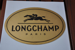 Plaque De Revendeur 'Longchamp - Paris' - Placas Esmaltadas (desde 1961)