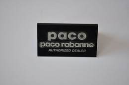 Plaque En Métal Revendeur 'Paco Rabanne' - Placas Esmaltadas (desde 1961)