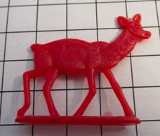 FIG621 En Plastique Rouge Dur 50's 60's, FIGURINE ANIMAL PLATE SANS MARQUE :  BICHE ANTILOPE  40mm Haut - Other & Unclassified