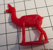 FIG621 En Plastique Rouge Dur 50's 60's, FIGURINE ANIMAL PLATE SANS MARQUE :  BICHE ANTILOPE  40mm Haut - Sonstige & Ohne Zuordnung