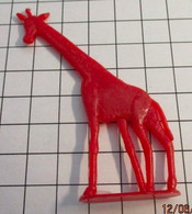 FIG621 En Plastique Rouge Dur 50's 60's, FIGURINE ANIMAL PLATE SANS MARQUE : GIRAFE 75mm Haut - Other & Unclassified