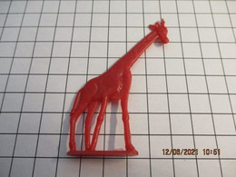 FIG621 En Plastique Rouge Dur 50's 60's, FIGURINE ANIMAL PLATE SANS MARQUE : GIRAFE 75mm Haut - Sonstige & Ohne Zuordnung