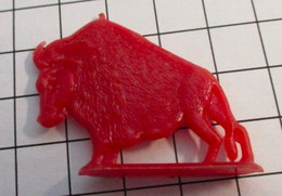 FIG621 En Plastique Rouge Dur 50's 60's, FIGURINE ANIMAL PLATE SANS MARQUE : BISON 35 Mm Haut - Autres & Non Classés