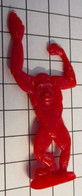 FIG621 En Plastique Rouge Dur 50's 60's, FIGURINE ANIMAL PLATE SANS MARQUE : CHIMPANZE 70 Mm Haut - Autres & Non Classés