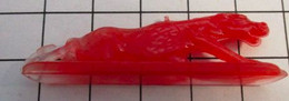 FIG621 En Plastique Rouge Dur 50's 60's, FIGURINE ANIMAL PLATE SANS MARQUE : ANIMAL RAMPANT 15mm Haut - Other & Unclassified