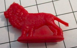 FIG621 En Plastique Rouge Dur 50's 60's, FIGURINE ANIMAL PLATE SANS MARQUE : LION 30 Mm Haut - Altri & Non Classificati