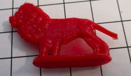 FIG621 En Plastique Rouge Dur 50's 60's, FIGURINE ANIMAL PLATE SANS MARQUE : LION 30 Mm Haut - Altri & Non Classificati