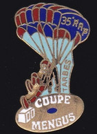 71294-Pin's-35 RAP Et De L'artillerie Parachutiste .coupe Mengus.Tarbes. - Paracaidismo