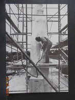 CPM GF - Carte Publicitaire - Daniel Druet Sculpte Le Monument Aux Morts De Lanester (04/1985) - Lanester