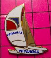 621 Pin's Pins / Beau Et Rare / THEME : SPORTS / VOILE VOILIER COURSE  REGATE TRIMARAN PRIMAGAZ Par BADGES IMPACT - Voile