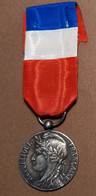 Médaille Du Travail :  Modèle MARIE  STUART  : Degré Argent : attribuée En 1977 - France