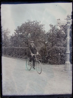 PHOTO SUR VERRE BELGIQUE (M2105) CYCLISTE A VISE (2 Vues) PANNEAU CHERATTE SAROLAY RABOSEE - VELO - Plaques De Verre