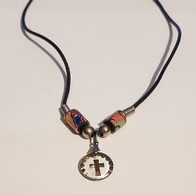 Collier Avec Une Croix Comme Pendentif - Volksschmuck