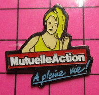 521 Pin's Pins / Beau Et Rare / THEME : PIN-UPS / BLONDE MUTUELLE ACTION A PLEINE VIE ! - Pin-ups