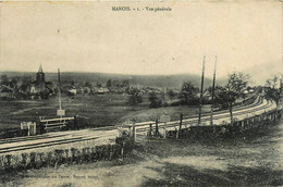 Manois * Vue Générale Du Village * Passage à Niveau * Ligne Chemin De Fer De Haute Marne - Autres & Non Classés