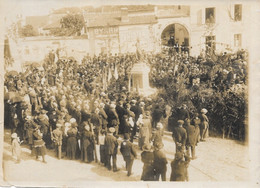 Photo, Lieu Et Date à Identifier - Inauguration D'un Monument Avec Statue Dans Un Village, Présence De Pompiers - Lieux