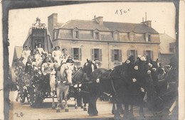 CPA 22 TREGUIER CARTE PHOTO DU CHAR FLEURI SUR LA PLACE - Tréguier