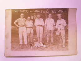 GP 2021 - 139  Carte Photo De Militaires  "Les Martyrs Du LARZAC Au Jus Juin 1935"    XXX - Autres & Non Classés