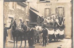 CPA 22 TREGUIER CARTE PHOTO DU CHAR FLEURI SUR LA PLACE (autre Cliché - Paimpol