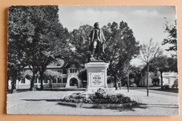 Chêne Bourg - Statue De Louis Favre Et L'école - Chêne-Bourg