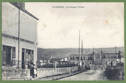 CPA Vue Rare - ESSONNE - SAINT CHÉRON - PASSAGE A NIVEAU - Animation Devant L'épicerie - édition A. Boutroue Librairie - Saint Cheron