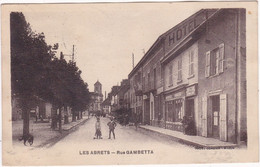 Isère : LES ABRETS : Rue Gambetta  : Animée - Hôtel Dreyci : état Moyen - Décollée D'Album - Les Abrets