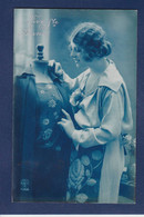 CPA Couture Modiste Couturière Métier Femme Woman Non Circulé - Kunsthandwerk
