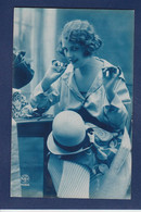 CPA Couture Modiste Couturière Métier Femme Woman Non Circulé Chapeau - Kunsthandwerk