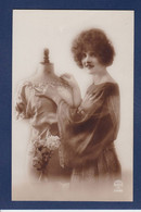 CPA Couture Modiste Couturière Métier Femme Woman Non Circulé - Kunsthandwerk