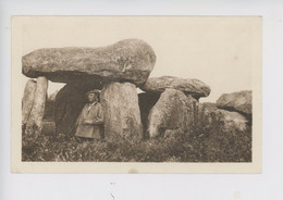 Carnac - Un Des Trois Dolmens De Mané-Kerioned (cp N°8) Animée - Dolmen & Menhirs