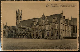 Nieuwpoort De Hallen En Het Stadhuis - Nieuwpoort