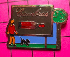 SP08 Pin's Pins / Beau Et Rare / THEME : BOISSONS / FEMME PROMENANT SON CHIEN BOUTEILLE DE VIN  CAMBRAS - Boissons