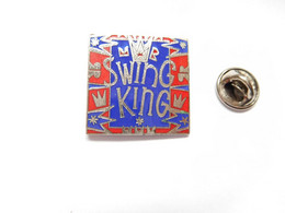 Superbe Pin's Pins En EGF , Swing King , Jeux Jouets , Morsestraat , Ede , Hollande , Signé GKP - Jeux