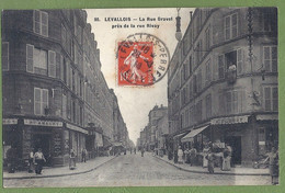 CPA - HAUTS DE SEINE - LEVALLOIS - RUE GRAVET PRES RUE RIVAY - Animation, épicerie Fleury, Café-Tabac Amaury, Coiffeur - - Levallois Perret