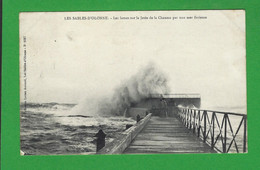 CARTES POSTALES LES SABLES D'OLONNE Les Lames Sur La Jetée - Sables D'Olonne