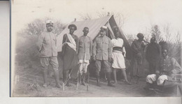SOMALIA ITALIANA COLONIE BENADIR FOTOGRAFIA ORIGINALE 1913/1915 CAPITANO MAZZUCCO CON LE GUIDE CM 14 X 8 - Krieg, Militär
