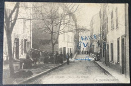 CPA SIGNES 83 VAR LA RUE GRANDE  ANIMEE HOMMES FEMMES FONTAINE - Signes