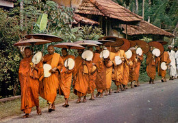 SRI-LANKA   _ BOUDDHIST MONKS - Buddismo