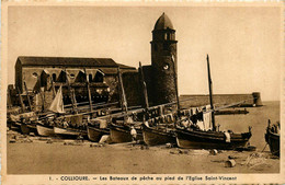 Collioure * Les Bateaux De Pêche Au Pied De L'église St Vincent * Pêcheurs - Collioure