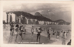 360 – Real B&W 1950s Photo RPPC – Brazil Rio Janeiro Copacabana – Beach Men Women – Excellent Condition – 2 Scans - Copacabana