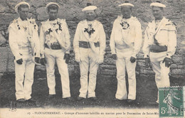 CPA 29 PLOUGUERNEAU GROUPE D'HOMMES HABILLES EN MARINS POUR LA PROCESSION DE SAINT MICHEL - Autres & Non Classés