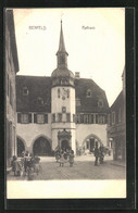 CPA Benfeld, Des Passants Vor Dem Hôtel De Ville - Benfeld