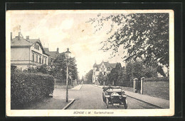 AK Bünde I. W., Blick In Die Gartenstrasse Mit Häusern, Automobil Und Laterne - Bünde