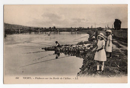 Delcampe - PECHE * VICHY (ALLIER) * PECHEURS SUR LES BORDS DE L'ALLIER * Carte N° 141 * LL * JEUNES FILLES - Angelsport